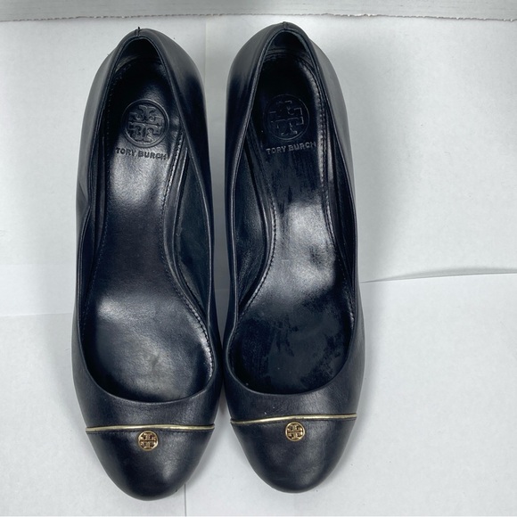 Tory Burch Women's Black Leather Cap Toe Wedge Pumps Gold Logo Tory Size 7.5M - Picture 2 of 11